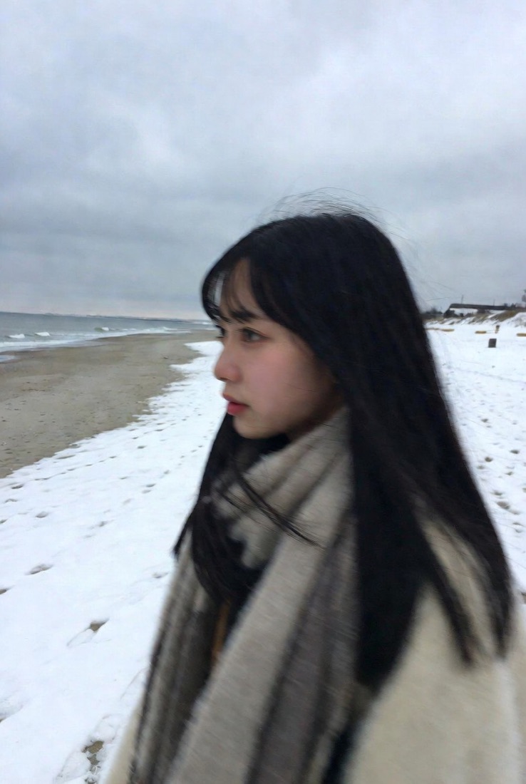 雪の海辺の横顔 - AI生成の作例
