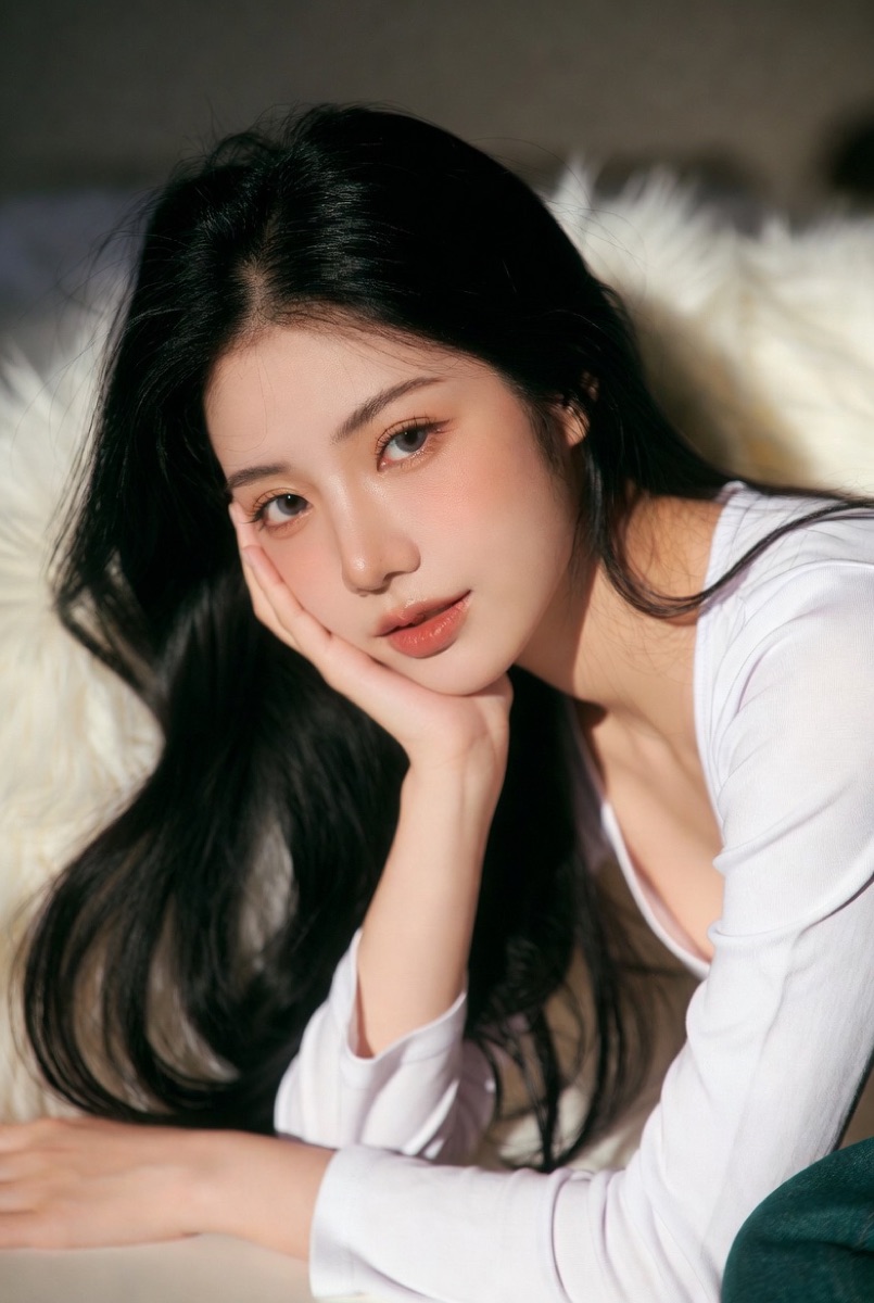 白いファーに寝そべる - AI生成の作例